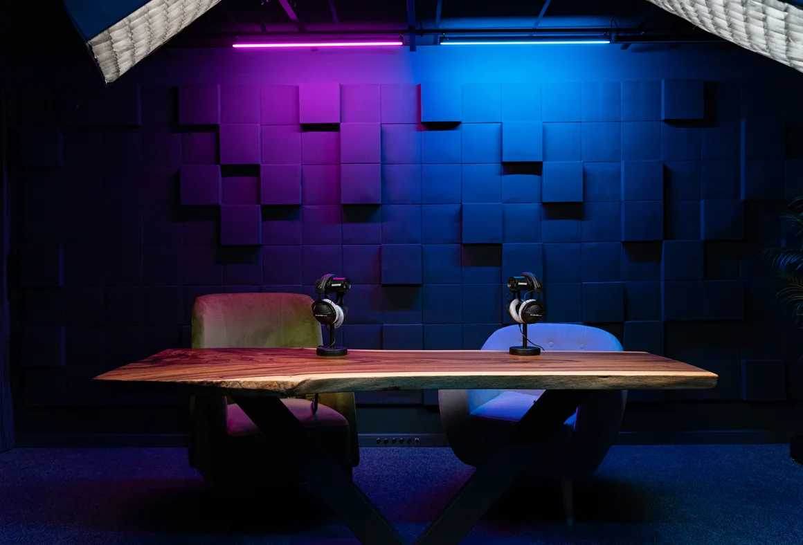 Стол и наушники в Studio 313